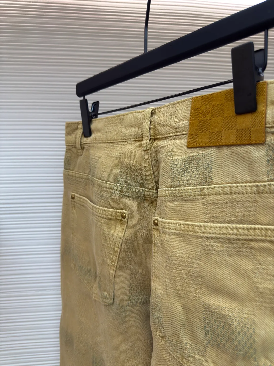 LOUIS VUITTON turquoise denim trousers ●Authentic product: Purchased and developed by 14570 ●Item number: 1680008-B40 ●Material: denim fabric ●Technology: jacquard production ●Version: fitted version ●Weight: about 760 grams ●Size: 30-32-34-36 ●Description: Made of custom-woven denim denim, custom-dyed with counter-color indigo effect to make 3D checkered jacquard process. Through the yarn-dyed jacquard process, various patterns and patterns are woven directly into the fabric during the weaving process, making the surface of the denim appear richer in texture and visual effects. The fabric goes through sand washing process and special dyeing technology! Customized accessories, complete with three standards. The overall wiring is straight and delicate, the fabric is comfortable and soft, and the color is consistent without color difference. It can be matched with the same style to create a fashionable look and control various occasions. Customized accessories, complete with three standards, same style for men and women!